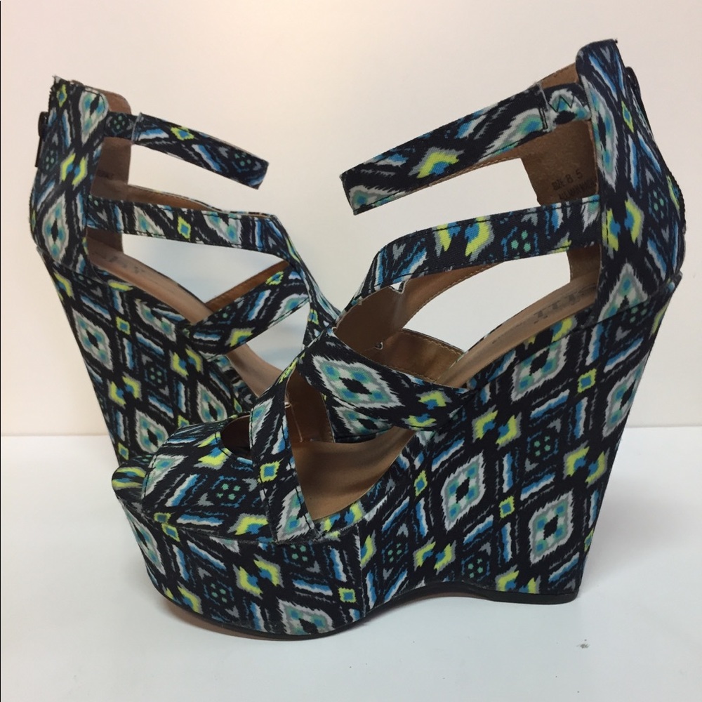 Wedge platform SHI sandals by Journeys. Size 8.5